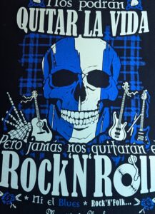 Camiseta Manojito de Claveles diseño Brave Rock&Roll